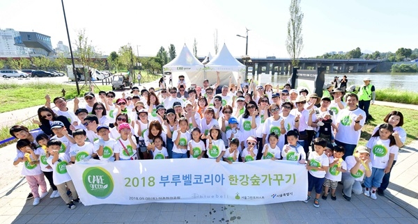부루벨코리아가 서울그린트러스트와 함께 이촌한강공원에 한강의 자연성 회복과 미세먼지 저감을 위한 부루벨 숲을 조성하고 있다. 부루벨코리아가 서울그린트러스트와 함께 이촌한강공원에 한강의 자연성 회복과 미세먼지 저감을 위한 부루벨 숲을 조성하고 있다.