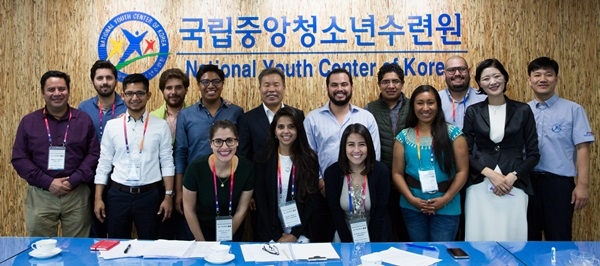 [더구루=조인성 기자] 한-멕시코 청소년 교류단이 국립중앙청소년수련원을 방문하여 이교봉원장과 기념사진 촬영을 하고 있다