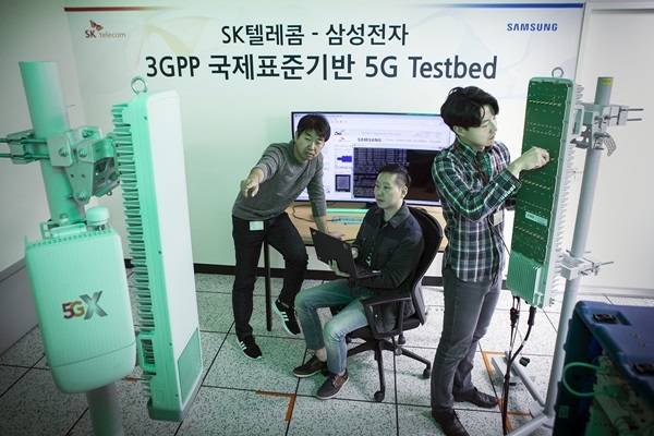 SK텔레콤과 삼성전자 연구원들이 15일 SK텔레콤 분당사옥 5G 테스트베드에서 3.5GHz 대역 5G상용 장비를 다루고 있다. SK텔레콤과 삼성전자 연구원들이 15일 SK텔레콤 분당사옥 5G 테스트베드에서 3.5GHz 대역 5G상용 장비를 다루고 있다.
