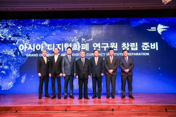 Goldlinks는 한국의 여러 유명 기업, 아시아 비즈니스 단체 및 금융 기관과 협력 추진하는 아시아 디지털 화폐 연구원 설립에 대한 준비 계획도 발표했다. Goldlinks는 한국의 여러 유명 기업, 아시아 비즈니스 단체 및 금융 기관과 협력 추진하는 아시아 디지털 화폐 연구원 설립에 대한 준비 계획도 발표했다.