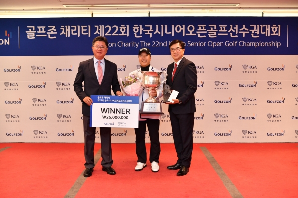 ‘골프존채리티 제23회 한국시니어오픈 골프선수권대회’가 이달 24일부터 26일까지 제주도 오라CC에서 개최된다. 사진은 지난 시즌 우승자 박부원. ‘골프존채리티 제23회 한국시니어오픈 골프선수권대회’가 이달 24일부터 26일까지 제주도 오라CC에서 개최된다. 사진은 지난 시즌 우승자 박부원.