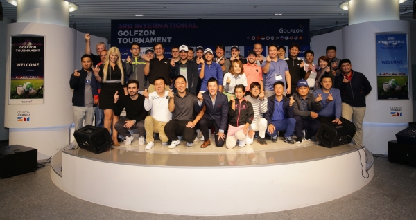 지난 18일 대전 유성구 골프존 조이마루에서 열린 '제3회 골프존 국제대회'의 참가자들이 단체 기념 사진을 촬영하고 있다. 지난 18일 대전 유성구 골프존 조이마루에서 열린 '제3회 골프존 국제대회'의 참가자들이 단체 기념 사진을 촬영하고 있다.