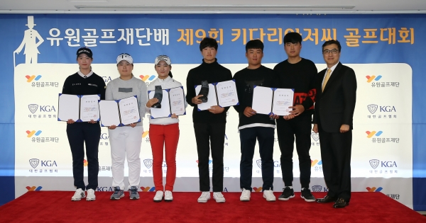 지난 22일, 23일 양일간 제주 오라CC에서 진행된 제9회 키다리아저씨 골프대회에서 남녀 수상자들과 골프존 박기원 대표이사가 기념 촬영을 하고 있다. (좌측부터) 여자 3위 권서연, 여자 2위 홍정민, 여자 1위 이예원, 남자 1위 박준홍, 남자 2위 주대운, 남자 3위 임성목, 골프존 박기원 대표이사. 지난 22일, 23일 양일간 제주 오라CC에서 진행된 제9회 키다리아저씨 골프대회에서 남녀 수상자들과 골프존 박기원 대표이사가 기념 촬영을 하고 있다. (좌측부터) 여자 3위 권서연, 여자 2위 홍정민, 여자 1위 이예원, 남자 1위 박준홍, 남자 2위 주대운, 남자 3위 임성목, 골프존 박기원 대표이사.