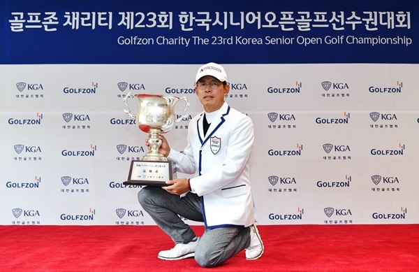 국내 시니어 최강자를 가리는 ‘골프존 채리티 제23회 한국시니어오픈 골프선수권대회’에서 이영기가 14언더파로 우승의 영광을 차지했다. 국내 시니어 최강자를 가리는 ‘골프존 채리티 제23회 한국시니어오픈 골프선수권대회’에서 이영기가 14언더파로 우승의 영광을 차지했다.