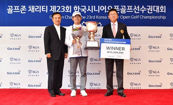 지난 24일부터 26일까지 제주도 오라 CC에서 개최된 ‘골프존 채리티 제23회 한국시니어오픈 골프선수권대회’에서 이영기가 우승의 영광을 차지했다. (좌측부터) 골프존뉴딘그룹 김영찬 회장, 우승자 이영기, 대한골프협회 강형모 상근부회장. 지난 24일부터 26일까지 제주도 오라 CC에서 개최된 ‘골프존 채리티 제23회 한국시니어오픈 골프선수권대회’에서 이영기가 우승의 영광을 차지했다. (좌측부터) 골프존뉴딘그룹 김영찬 회장, 우승자 이영기, 대한골프협회 강형모 상근부회장.