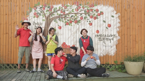 해뜨는농장 대표 부부와 교육받고 있는 청년들 해뜨는농장 대표 부부와 교육받고 있는 청년들