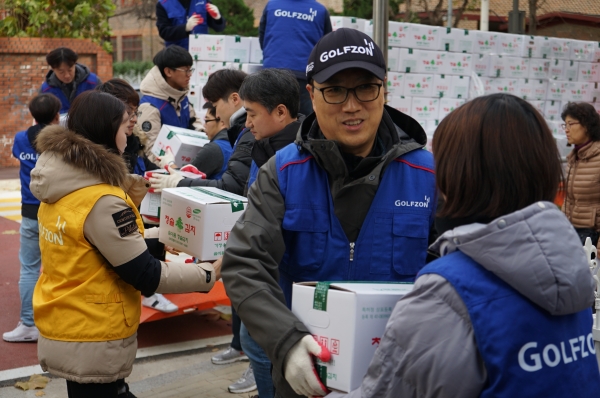 골프존뉴딘홀딩스 박기원 대표이사(왼쪽)와 골프존뉴딘그룹 임직원이 23일 서울 강남구 수서동 일대에서 펼쳐진 '2018 사랑의 지역사회 봉사활동'에서 소외된 이웃에게 전달될 김치 및 생필품 등을 나르고 있다. 골프존뉴딘홀딩스 박기원 대표이사(왼쪽)와 골프존뉴딘그룹 임직원이 23일 서울 강남구 수서동 일대에서 펼쳐진 '2018 사랑의 지역사회 봉사활동'에서 소외된 이웃에게 전달될 김치 및 생필품 등을 나르고 있다.