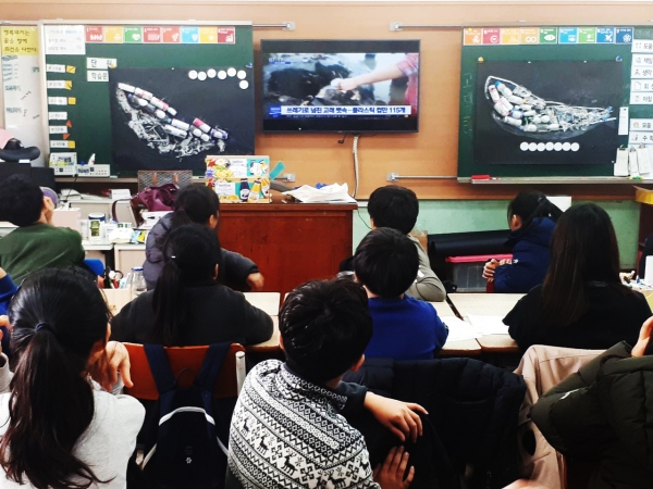 플라스틱으로 인해 고통 받는 지구촌 생물들에 대한 영상을 시청하며 우리가 버린 플라스틱이 결국 우리에게 돌아온다는 인과법칙을 배우는 학생들 플라스틱으로 인해 고통 받는 지구촌 생물들에 대한 영상을 시청하며 우리가 버린 플라스틱이 결국 우리에게 돌아온다는 인과법칙을 배우는 학생들