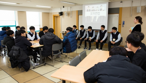 [더구루=전준술 기자] 국립중앙청소년수련원 특성화고등학교 진로 취업캠프 참가 청소년이 모의면접프로그램을 하고 있다