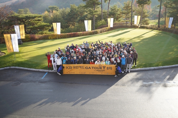 ‘2018 KB국민카드 GATOUR with 브리지스톤골프 8차 대회’의 통합부 참가자들이 단체 기념사진을 촬영하고 있다. ‘2018 KB국민카드 GATOUR with 브리지스톤골프 8차 대회’의 통합부 참가자들이 단체 기념사진을 촬영하고 있다.