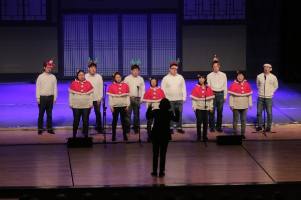 지난 15일(토), 충남대학교 정심화국제문화회관 정심화홀에서 열린 '2018 희망행복나눔페스티벌'에서 골프존파스텔합창단이 지역사회 소외계층 및 다문화가정 등의 아동에게 꿈과 희망을 전하기 위해 크리스마스 캐럴 메들리 등의 곡을 선보이고 있다. 지난 15일(토), 충남대학교 정심화국제문화회관 정심화홀에서 열린 '2018 희망행복나눔페스티벌'에서 골프존파스텔합창단이 지역사회 소외계층 및 다문화가정 등의 아동에게 꿈과 희망을 전하기 위해 크리스마스 캐럴 메들리 등의 곡을 선보이고 있다.
