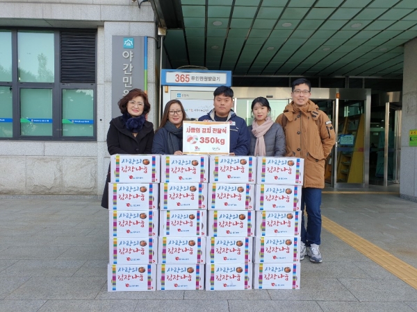 국경 없는 나눔을 실천하는 NGO 월드쉐어는 사랑의 김치 700kg을 부천시 및 계양구의 소외계층에 전달했다 국경 없는 나눔을 실천하는 NGO 월드쉐어는 사랑의 김치 700kg을 부천시 및 계양구의 소외계층에 전달했다