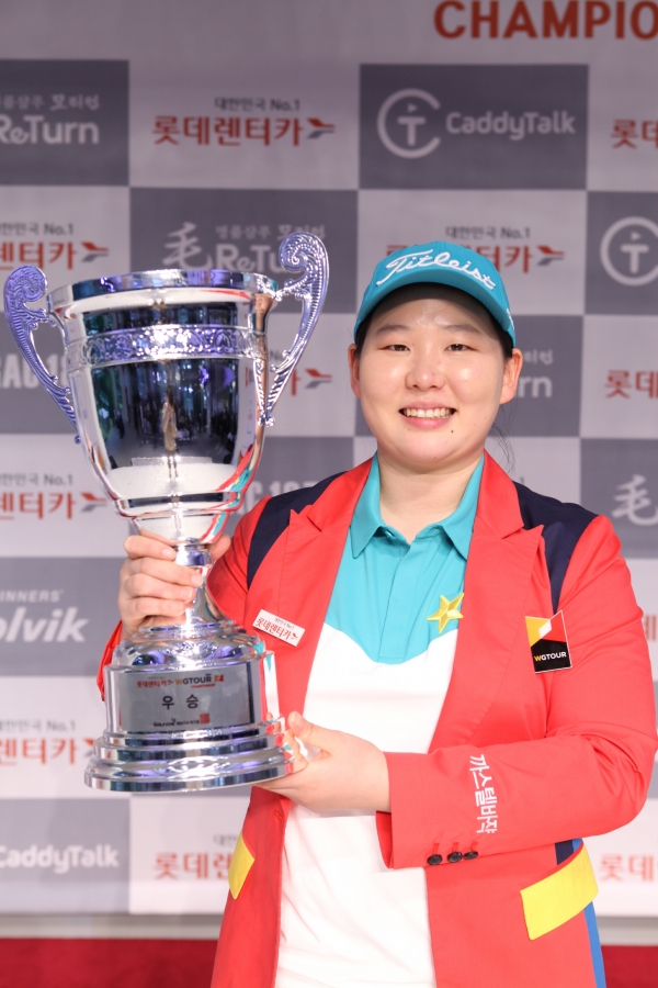 ‘2018 롯데렌터카 WGTOUR 하반기 챔피언십' 대회에서 정선아 선수가 우승컵을 들어 올렸다. ‘2018 롯데렌터카 WGTOUR 하반기 챔피언십' 대회에서 정선아 선수가 우승컵을 들어 올렸다.