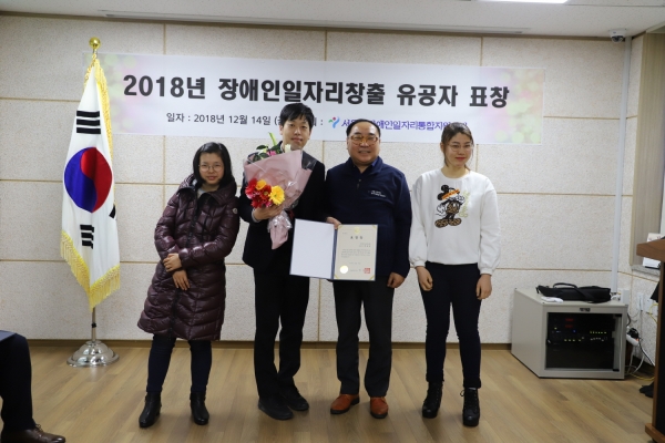 ‘2018 롯데렌터카 WGTOUR 하반기 챔피언십' 대회 우승자 정선아 선수가 우승 세레모니를 하고 있다. ‘2018 롯데렌터카 WGTOUR 하반기 챔피언십' 대회 우승자 정선아 선수가 우승 세레모니를 하고 있다.