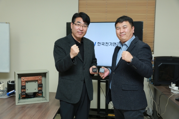한국전기연구원 배준한 책임연구원(왼쪽)과 기술이전 대상 업체 엘시그니처 조쌍규 대표이사가 전기과열 방지 무전원 무선온도진단 기기를 들고 포즈를 취하고 있다 한국전기연구원 배준한 책임연구원(왼쪽)과 기술이전 대상 업체 엘시그니처 조쌍규 대표이사가 전기과열 방지 무전원 무선온도진단 기기를 들고 포즈를 취하고 있다