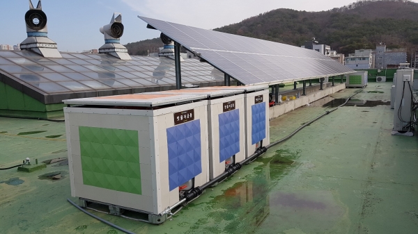 한국전력공사 동대문중랑지사 옥상에 설치된 태양열+빗물저금통 한국전력공사 동대문중랑지사 옥상에 설치된 태양열+빗물저금통