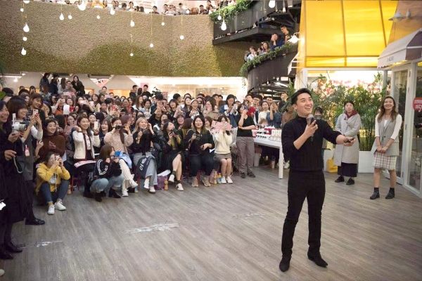 승리는 이번 이벤트에서 샤오홍슈의 본인 계정을 팔로우하고 있는 중국 팬 중 새해 이벤트 인증 포스팅을 남긴 3명을 선발하여 한국으로 초청해 잊지 못할 연말연시를 선물하겠다는 약속을 공표했다 승리는 이번 이벤트에서 샤오홍슈의 본인 계정을 팔로우하고 있는 중국 팬 중 새해 이벤트 인증 포스팅을 남긴 3명을 선발하여 한국으로 초청해 잊지 못할 연말연시를 선물하겠다는 약속을 공표했다