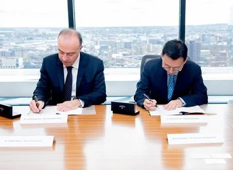 이종국 현대차 첨단소재랩장(오른쪽)이 바실리스 그레고리우(Vasilis Gregoriou) 어드벤트 CEO와 수소기술 평가 및 솔루션 판매·개발 관련 계약서에 서명하고 있다. (사진=어드벤트)