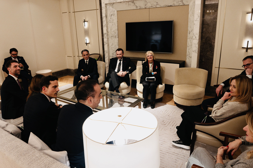 삼성전자 디자인 총괄 포르치니, 이탈리아 멜로니 총리 민간 외교사절 ... - 뉴스 썸네일 이미지