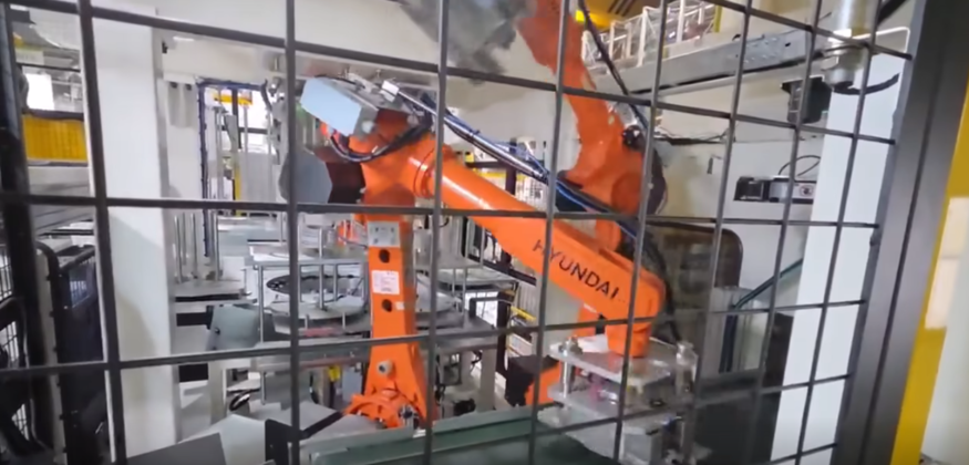 HD현대로보틱스, 유엔디와 자동차 공장 최적화 산업용 로봇 시연 - 뉴스 썸네일 이미지