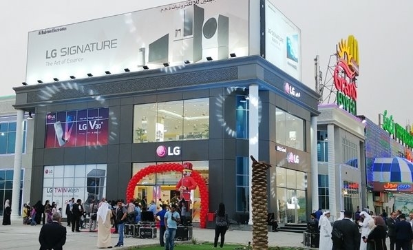 LG전자가 지난해 3월 쿠웨이트의 핵심 상권 중 하나인 ‘로자나 몰(Rozana Mall)’에 프리미엄 브랜드샵을 오픈했다. (사진=LG전자)