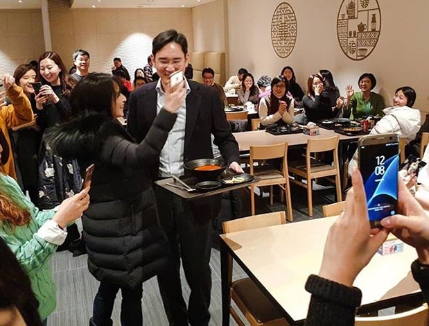 이재용 삼성전자 부회장이 지난 3일 수원사업장 구내식당에서 직원들과 함께 점심을 한 모습이 일부 직원의 SNS에 게시됐다. 이 부회장이 점심을 마친 뒤 직원의 사진촬영 요청을 받고 있다. (사진=삼성전자 직원 인스타그램 캡처)