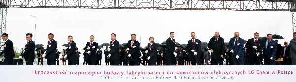 지난 2016년 10월 LG화학 폴란드 공장 준공식에서 참석자들이 첫삽을 뜨고 있다. (사진=LG화학)