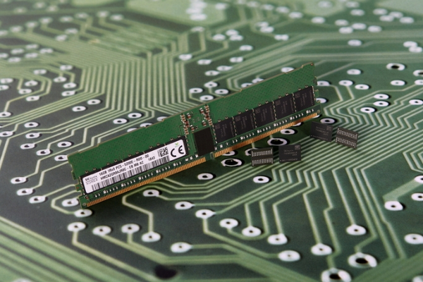 SK하이닉스가 개발한 2세대 10나노급 DDR5 D램. (사진=SK하이닉스)<br>
