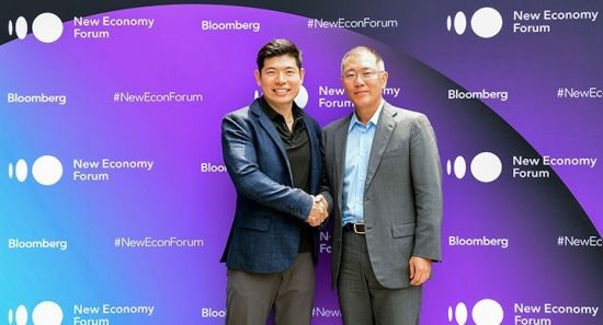 정의선 현대자동차그룹 수석부회장(오른쪽)과 그랩 앤서니 탄(Anthony Tan) 설립자가 지난해 11월 싱가포르 카펠라호텔에서 열린 ‘블룸버그 뉴이코노미 포럼’에 참석해 악수를 나누고 있는 모습. (사진=현대자동차그룹)