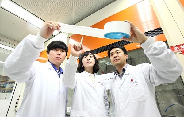 충남 대전 소재 LG화학 기술연구원에서 연구원들이 SRS®를 소개하는 모습. (사진=LG화학)