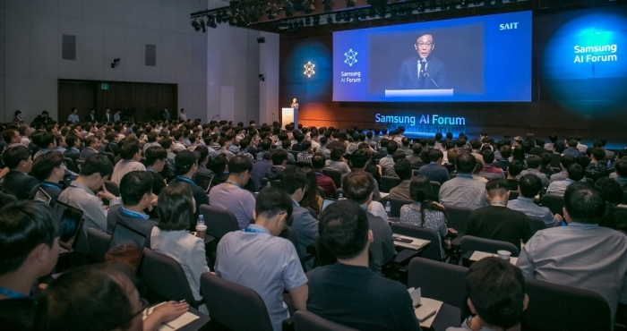 김기남 삼성전자 부회장이 지난해 9월 열린 ‘삼성 AI 포럼 2018’에서 개회사를 하고 있다. (사진=삼성전자)