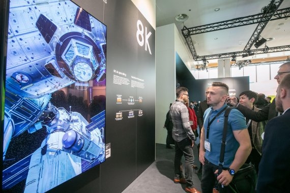 삼성전자가 지난 2월 네덜란드 암스테르담에서 열리는 유럽 최대 디스플레이 전시회 'ISE 2019'에 참가해 8K 사이니지 등 상업용 디스플레이 신제품을 대거 공개했다. 전시회 관람객들이 삼성전자의 8K 해상도 상업용 디스플레이 신제품을 감상하고 있다. (사진=삼성전자)